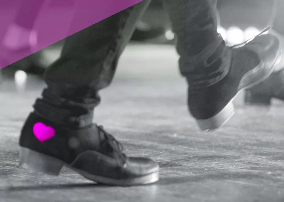 Backstage Studio: Nahaufnahme von Tap dance Schuhen von Stepptänzer während einer Aufführung 
